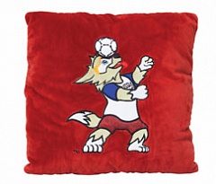 T11004 FIFA-2018 мягк. подушка красная с апликац. Забивака Header, 30*30, бирка, пакет